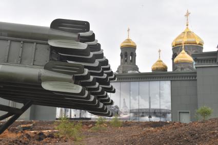 Московская область, Кубинка.  Экспонаты мультимедийного музейного комплекса `Дорога памяти`  на  территории  Главного храма Вооруженных сил РФ в парке `Патриот`.