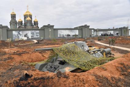 Московская область, Кубинка.  Экспонаты мультимедийного музейного комплекса `Дорога памяти`  на  территории  Главного храма Вооруженных сил РФ в парке `Патриот`.