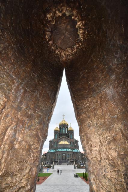 Московская область, Кубинка. Главный храм Вооруженных сил РФ в парке `Патриот` и скульптурная композиция`Матерям победителей`.