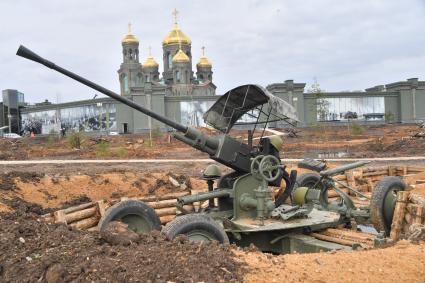 Московская область, Кубинка.  Экспонаты мультимедийного музейного комплекса `Дорога памяти`  на  территории  Главного храма Вооруженных сил РФ в парке `Патриот`.