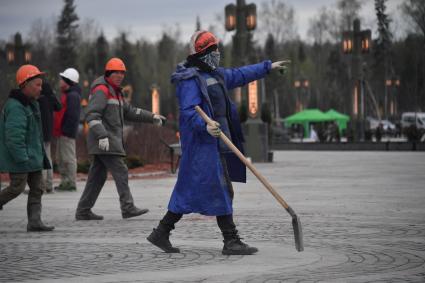 Московская область, Кубинка. Рабочие  на территории Главного храма  Вооруженных сил  РФ в парке `Патриот`.