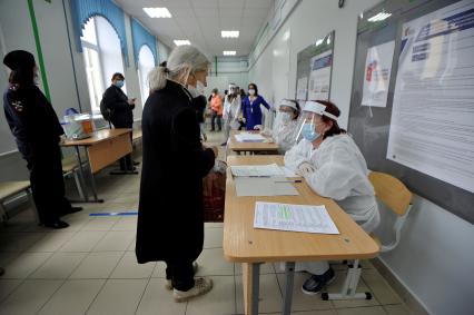 Екатеринбург. Первый день предварительного голосования по поправкам в Конституцию РФ 1 июля 2020г. Из-за эпидемии новой коронавирусной инфекции COVID-19 на избирательных участках организованы противоэпидемические мероприятия (измерение температуры тела, обработка рук антисептиком, выдача одноразовых перчаток)