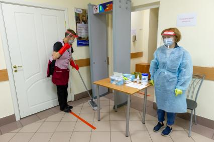 Санкт-Петербург. Организация голосовапния по вопросу одобрения внесения изменений в Конституцию РФ на избирательном участке в соответствии со всеми рекомендациям Роспотребнадзора.