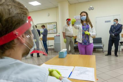 Санкт-Петербург. Организация голосовапния  по вопросу одобрения внесения изменений в Конституцию РФ на избирательном участке  в соответствии  со всеми рекомендациям Роспотребнадзора.