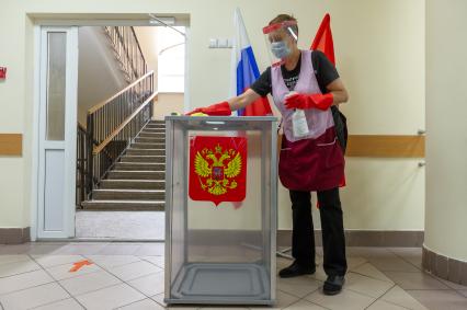 Санкт-Петербург. Организация голосовапния по вопросу одобрения внесения изменений в Конституцию РФ на избирательном участке в соответствии со всеми рекомендациям Роспотребнадзора.