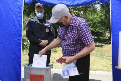 Барнаул. Мужчина во время голосования по вопросу принятия поправок в Конституцию РФ на мобильном избирательном пункте.