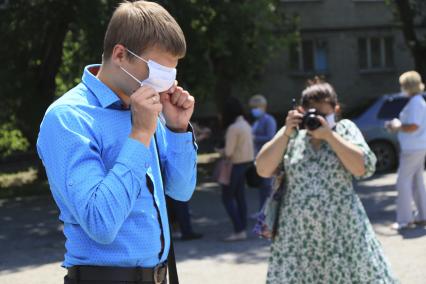 Барнаул. Мужчина  перед голосованием по вопросу принятия поправок в Конституцию РФ на мобильном избирательном пункте.