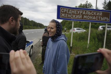 Свердловская область. Ксения Собчак у Среднеуральского женского монастыря, где укрывается схиигумен Сергий Романов, с которым она хотела записать интервью. Неизвестные избили ее съемочную группу и украли одну камеру.