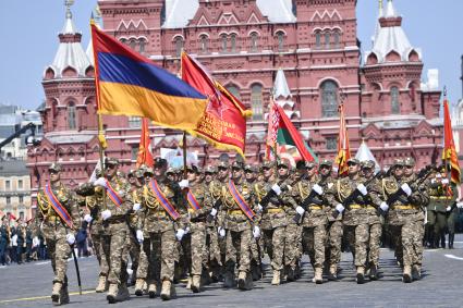 Москва.  Военнослужащие армии  Армении  во время военного парада в ознаменование 75-летия Победы в Великой Отечественной войне 1941-1945 годов на Красной площади.