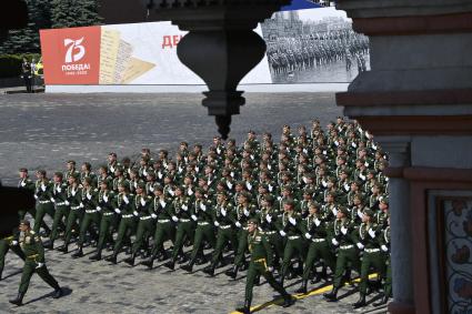 Москва.   Военнослужащие во время военного парада в ознаменование 75-летия Победы в Великой Отечественной войне 1941-1945 годов на Красной площади.