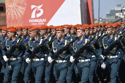 Москва.   Военнослужащие парадных расчетов во время военного парада в ознаменование 75-летия Победы в Великой Отечественной войне 1941-1945 годов на Красной площади.