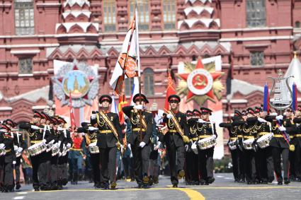 Москва.   Знаменная группа во время военного парада в ознаменование 75-летия Победы в Великой Отечественной войне 1941-1945 годов на Красной площади.