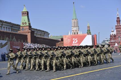 Москва.  Военнослужащие армии Азербайджана  во время военного парада в ознаменование 75-летия Победы в Великой Отечественной войне 1941-1945 годов на Красной площади.