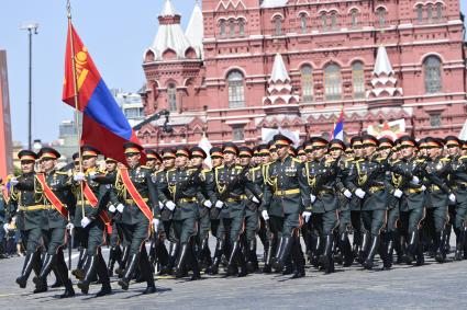 Москва.  Парадный расчет армии Монголии во время военного парада в ознаменование 75-летия Победы в Великой Отечественной войне 1941-1945 годов на Красной площади.