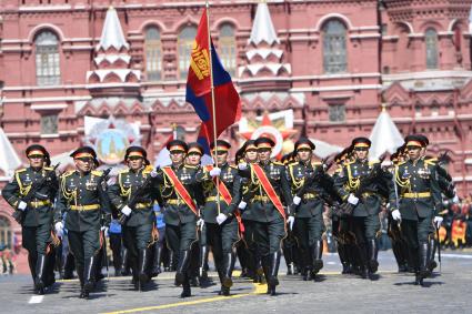 Москва.  Парадный расчет армии Монголии во время военного парада в ознаменование 75-летия Победы в Великой Отечественной войне 1941-1945 годов на Красной площади.