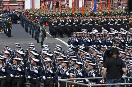 Москва.   Военнослужащие во время военного парада в ознаменование 75-летия Победы в Великой Отечественной войне 1941-1945 годов на Красной площади.