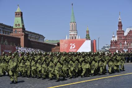 Москва.  Военнослужащие парадных расчетов во время военного парада в ознаменование 75-летия Победы в Великой Отечественной войне 1941-1945 годов на Красной площади.