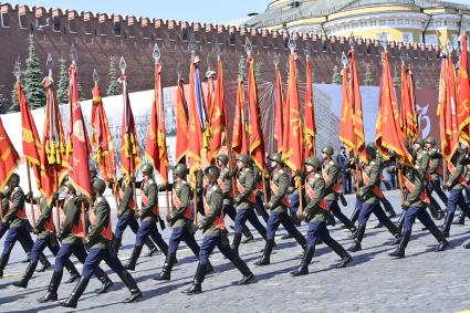 Москва.  Военнослужащие парадных расчетов во время военного парада в ознаменование 75-летия Победы в Великой Отечественной войне 1941-1945 годов на Красной площади.