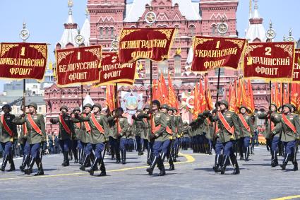 Москва.  Группа со штандартами фронтов (Военная академия Ракетных войск стратегического назначения) во время военного парада во время военного парада в ознаменование 75-летия Победы в Великой Отечественной войне 1941-1945 годов на Красной площади.