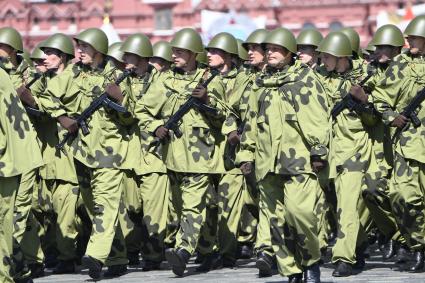 Москва.  Военнослужащие парадных расчетов во время военного парада в ознаменование 75-летия Победы в Великой Отечественной войне 1941-1945 годов на Красной площади.