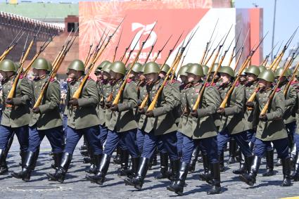 Москва.  Военнослужащие парадных расчетов во время военного парада в ознаменование 75-летия Победы в Великой Отечественной войне 1941-1945 годов на Красной площади.