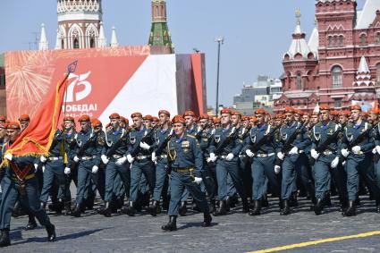 Москва.   Военнослужащие парадных расчетов во время военного парада в ознаменование 75-летия Победы в Великой Отечественной войне 1941-1945 годов на Красной площади.