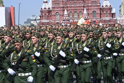 Москва.   Военнослужащие во время военного парада в ознаменование 75-летия Победы в Великой Отечественной войне 1941-1945 годов на Красной площади.