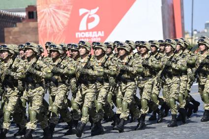 Москва.  Парадный расчет армии  Азербайджана во время военного парада в ознаменование 75-летия Победы в Великой Отечественной войне 1941-1945 годов на Красной площади.