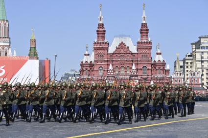 Москва.  Военнослужащие парадных расчетов во время военного парада в ознаменование 75-летия Победы в Великой Отечественной войне 1941-1945 годов на Красной площади.