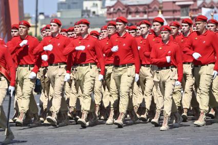 Москва. Юнармейцы во время военного парада военного училища во время военного парада в ознаменование 75-летия Победы в Великой Отечественной войне 1941-1945 годов на Красной площади.