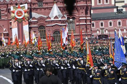 Москва.   Военнослужащие во время военного парада в ознаменование 75-летия Победы в Великой Отечественной войне 1941-1945 годов на Красной площади.