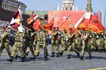 Москва.   Военнослужащие парадных расчетов во время военного парада в ознаменование 75-летия Победы в Великой Отечественной войне 1941-1945 годов на Красной площади.