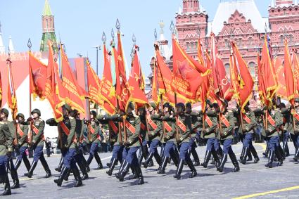 Москва.  Военнослужащие парадных расчетов во время военного парада в ознаменование 75-летия Победы в Великой Отечественной войне 1941-1945 годов на Красной площади.