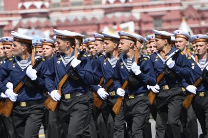 Москва.  Военнослужащие парадных расчетов во время военного парада в ознаменование 75-летия Победы в Великой Отечественной войне 1941-1945 годов на Красной площади.