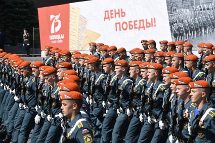 Москва.   Военнослужащие парадных расчетов во время военного парада в ознаменование 75-летия Победы в Великой Отечественной войне 1941-1945 годов на Красной площади.