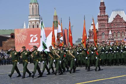 Москва.   Военнослужащие парадных расчетов во время военного парада в ознаменование 75-летия Победы в Великой Отечественной войне 1941-1945 годов на Красной площади.