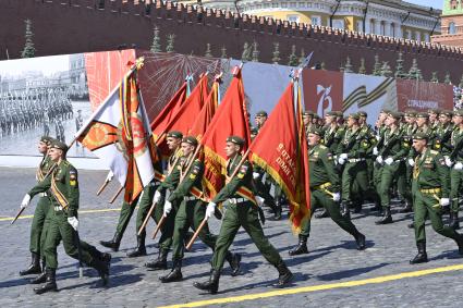 Москва.   Военнослужащие во время военного парада в ознаменование 75-летия Победы в Великой Отечественной войне 1941-1945 годов на Красной площади.