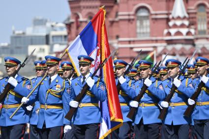 Москва. Парадный расчет армии Сербии во время военного парада в ознаменование 75-летия Победы в Великой Отечественной войне 1941-1945 годов на Красной площади.