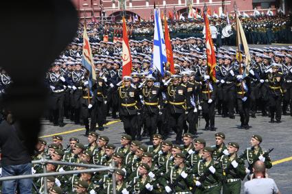 Москва.   Военнослужащие во время военного парада в ознаменование 75-летия Победы в Великой Отечественной войне 1941-1945 годов на Красной площади.