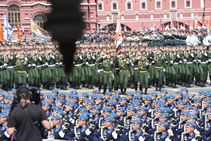 Москва.   Военнослужащие во время военного парада в ознаменование 75-летия Победы в Великой Отечественной войне 1941-1945 годов на Красной площади.