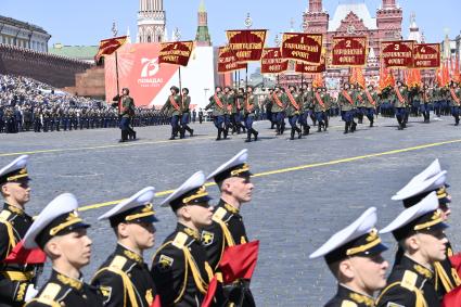 Москва.  Группа со штандартами фронтов (Военная академия Ракетных войск стратегического назначения) во время военного парада во время военного парада в ознаменование 75-летия Победы в Великой Отечественной войне 1941-1945 годов на Красной площади.