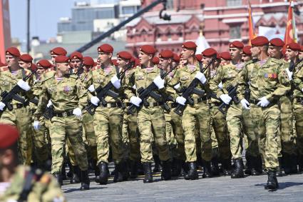 Москва.   Военнослужащие парадных расчетов во время военного парада в ознаменование 75-летия Победы в Великой Отечественной войне 1941-1945 годов на Красной площади.