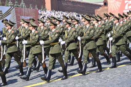 Москва. Военнослужащие армии республики Беларусь во время военного парада в ознаменование 75-летия Победы в Великой Отечественной войне 1941-1945 годов на Красной площади.