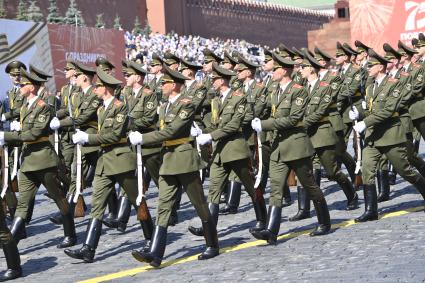 Москва.  Военнослужащие армии республики Беларусь во время военного парада в ознаменование 75-летия Победы в Великой Отечественной войне 1941-1945 годов на Красной площади.