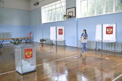 Барнаул. Женщина на избирательном участке по вопросу внесения поправок в Конституцию РФ.
