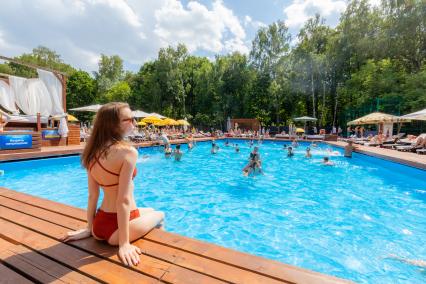 Москва.  В парке `Сокольники`открыли  летний бассейн.