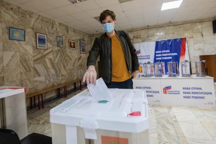 Москва. Молодой человек на избирательном участке # 1270 во время голосования по вопросу принятия поправок в Конституцию РФ.