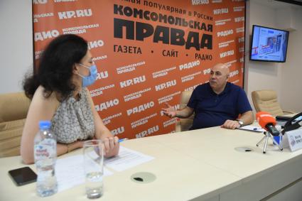 Москва. Корреспондент `Комсомольской правды` Елена Кривякина и Продюсер Иосиф Пригожин в редакции `Комсомольская правда`.