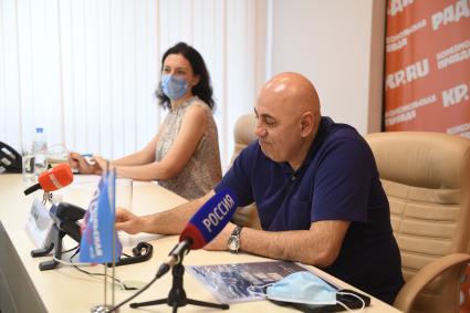 Москва. Корреспондент `Комсомольской правды` Елена Кривякина и Продюсер Иосиф Пригожин в редакции `Комсомольская правда`.