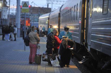 Екатеринбург. Железнодорожный вокзал. Запуск первого поезда \'Таврия\' в Крым по маршруту Екатеринбург – Симферополь. Летом 2020 года поезда \'Таврия\' будут курсировать из Екатеринбурга двумя разными маршрутами: через Челябинск, Уфу, Самару, Волгоград и через Казань, Саранск, Пензу